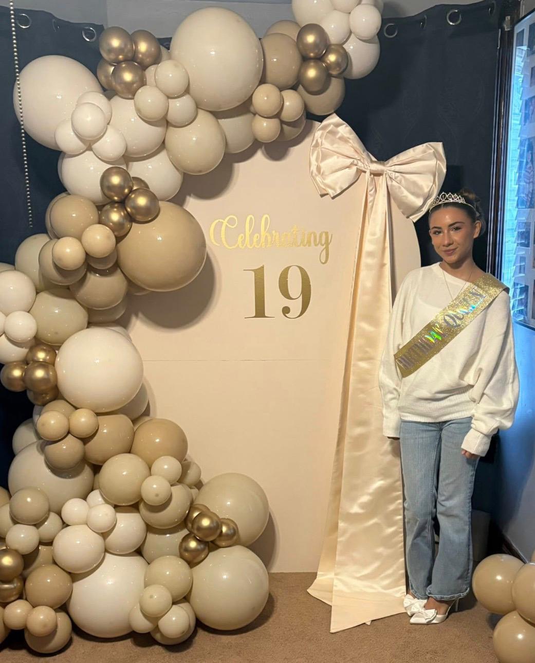 Neutral beige and gold 19th birthday balloon decor